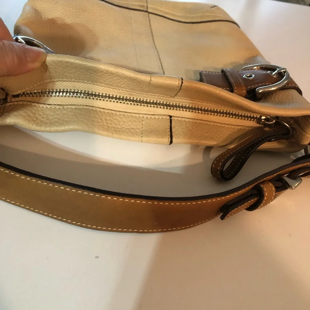 COACH Elegant Tan and Brown Trim Leather Shoulder-bag MO5S-3771